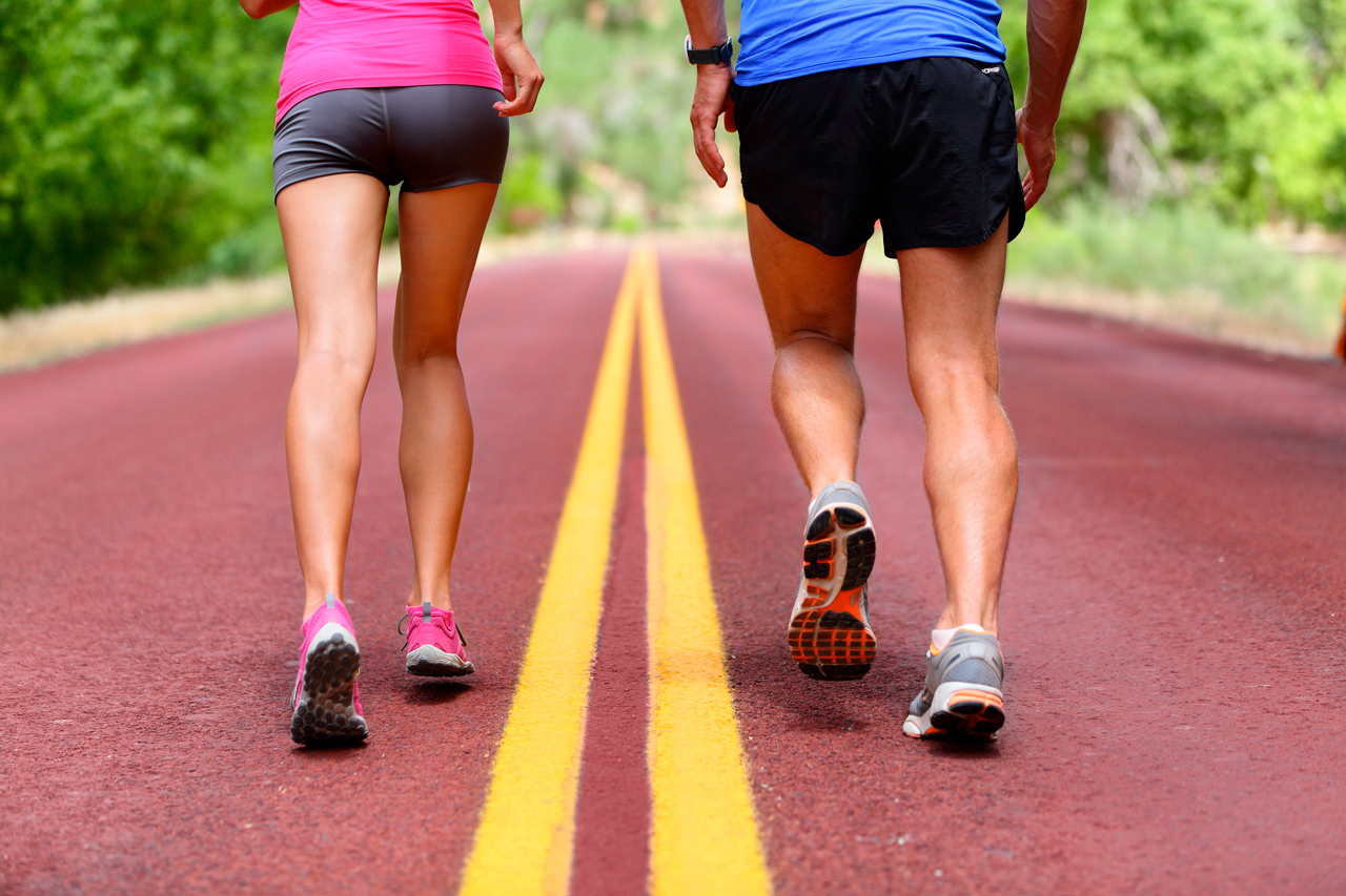 correr-pista-ropa-zapatillas-pareja-hombre-mujer - Escuela de Running