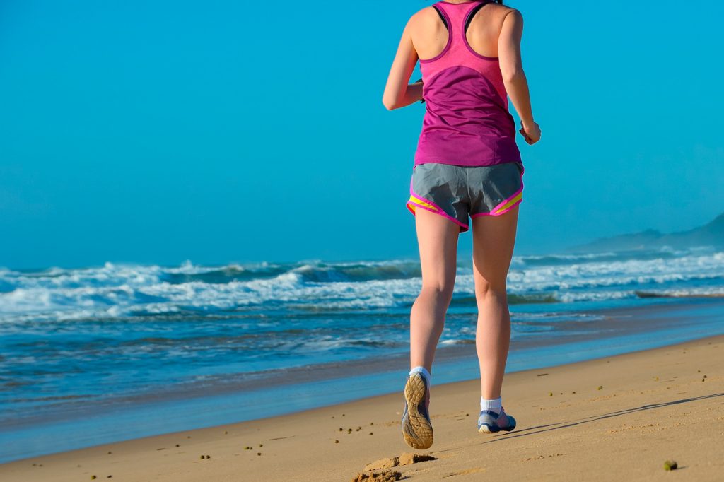 Correr por la Playa: Pros, Contras y Útiles - Escuela Running