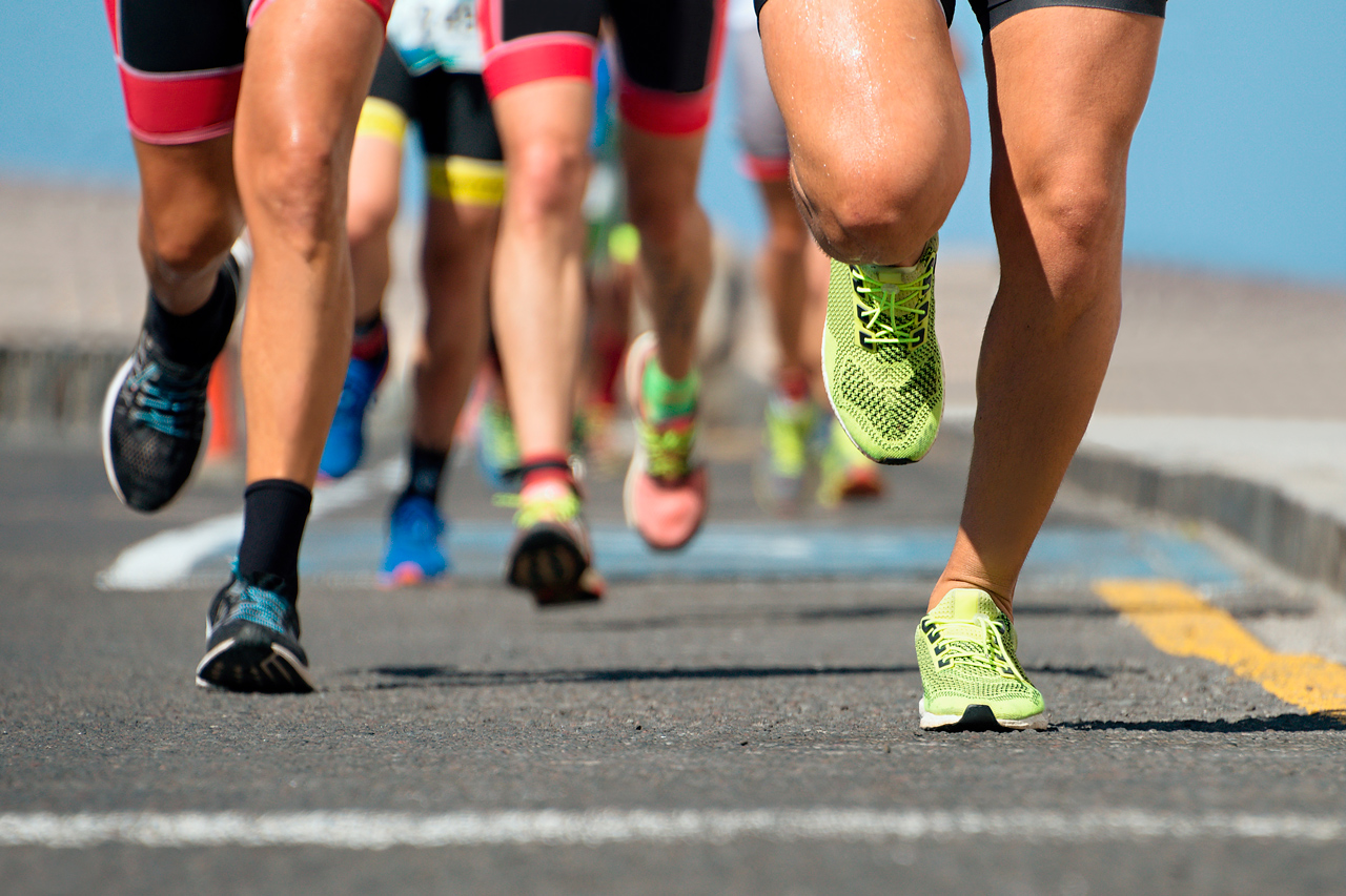 running-runners-carrera-zapatillas-asfalto - de
