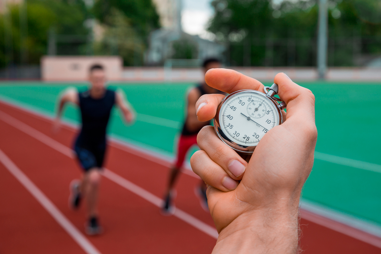 economia-de-carrera-correr-corredor-portada-tiempo-reloj-medir-mejorar-rendimiento-running  - Escuela de Running